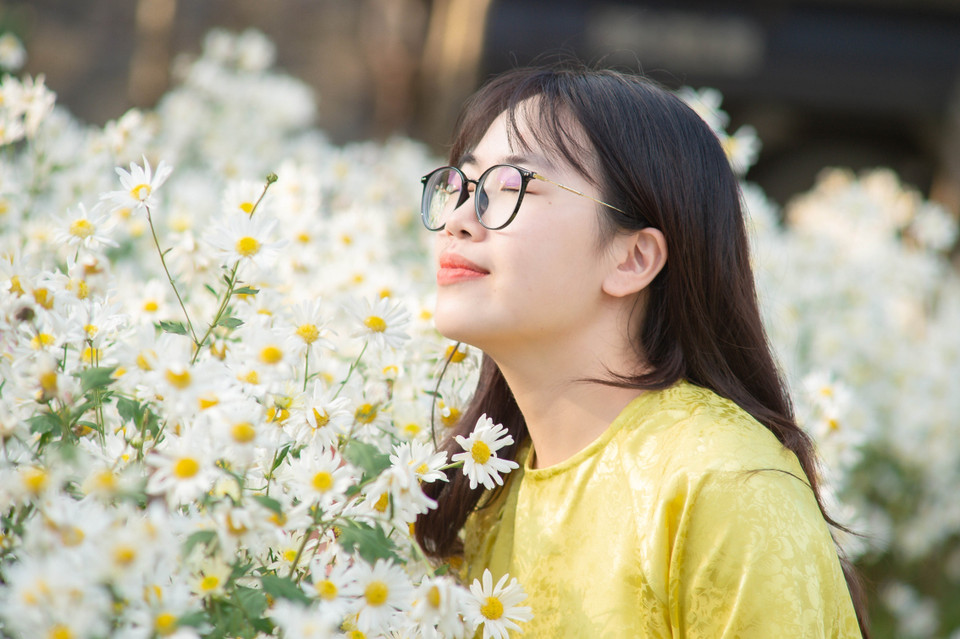 Le jardin de marguerites Daisy de Thung Nham, niché au cœur de la zone écotouristique de Hoa Lu, invite les visiteurs à une expérience onirique. Les champs infinis de fleurs blanches créent une atmosphère paisible et romantique, idéale pour une séance photo. Photo: VNA