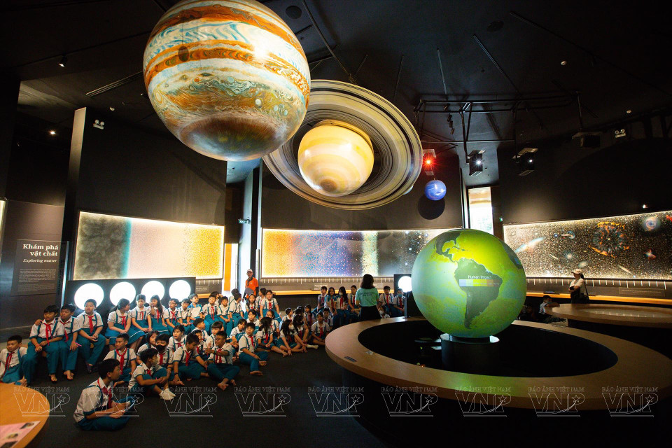 ExploraScience Quy Nhon est devenu un choix populaire pour de nombreuses familles cherchant une destination où leurs enfants peuvent découvrir le monde des sciences de manière ludique . Photo : VI