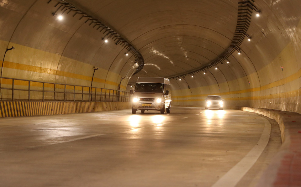 Le point culminant du projet réside dans un tunnel traversant la montagne, d'une longueur de 235 m. Il s'agit du plus long tunnel routier de la province de Quang Ninh.