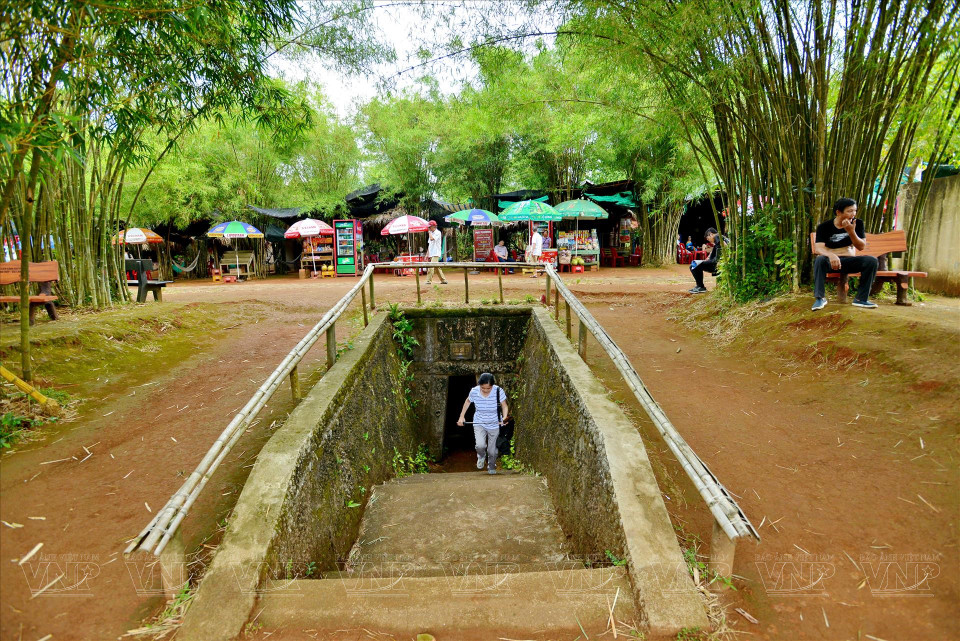 Une entrée juste à côté du chemin du site des reliques des tunnels de Vinh Moc.