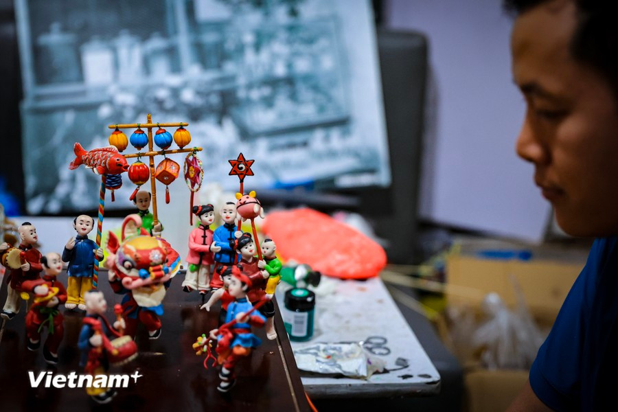 La collection de figurines en pâte de riz intitulée "Défilé de lanternes de la Fête de la mi-automne" retrace de manière vivante les images de la Fête de la mi-automne d'antan dans les villages du nord du Vietnam.