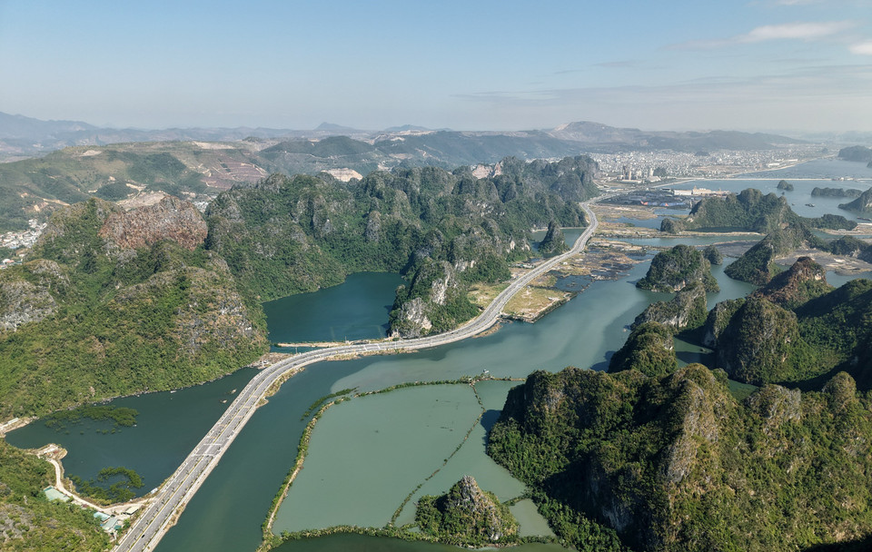 L'itinéraire répond non seulement aux besoins de trafic, mais sert également d'axe de développement spatial, reliant d'importantes zones urbaines de la province de Quang Ninh, contribuant à répondre aux besoins de transport intra-régional et à perfectionner le système d'infrastructure de transport provincial.