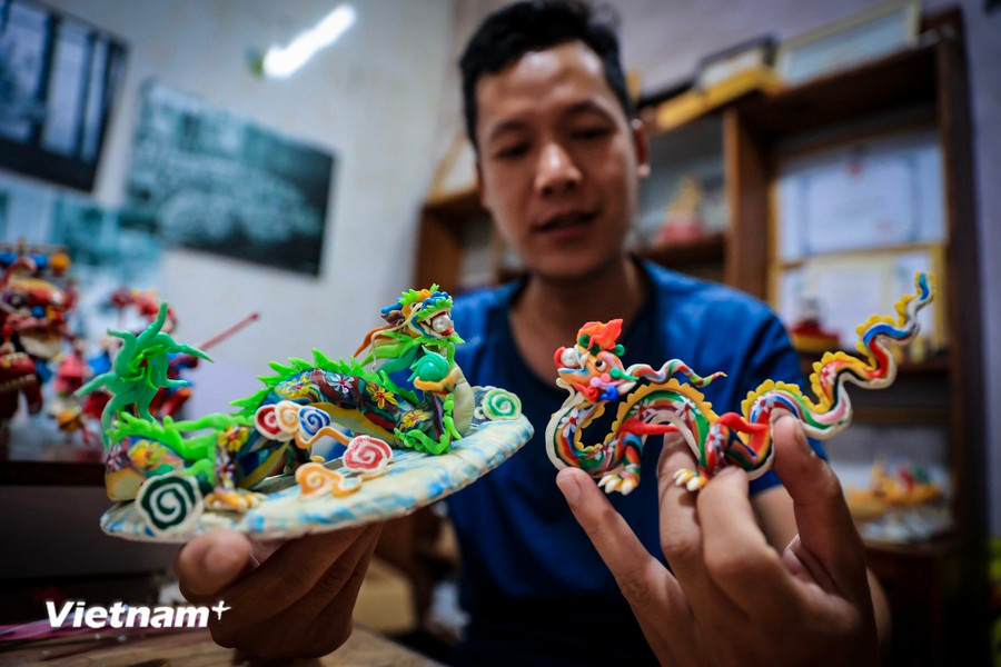 Deux œuvres représentant le dragon sous les dynasties des Ly et des Nguyên.