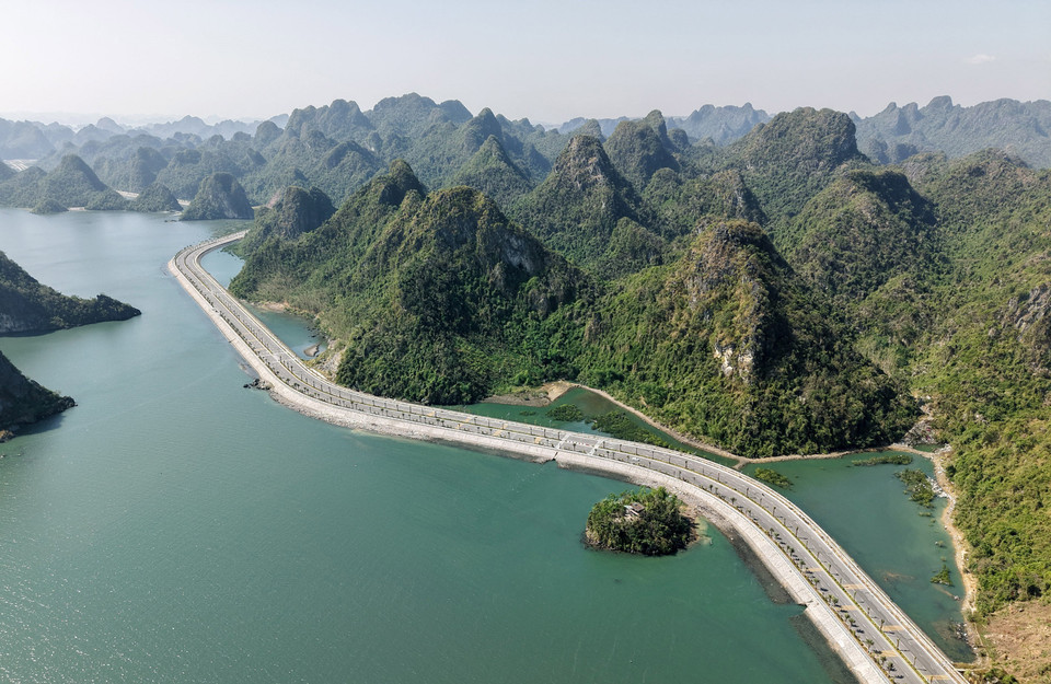 La magnifique route côtière relie les baies d’Ha Long et Bai Tu Long.