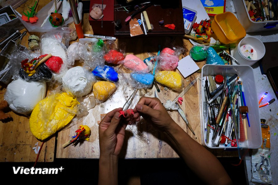 Grâce à ses mains habiles et à sa passion, l'artisan Dang Van Hâu ne se contente pas de préserver et de transmettre sa passion pour l’art traditionnel aux jeunes, mais il élève également la valeur des figurines en pâte dans la vie moderne d’aujourd’hui.