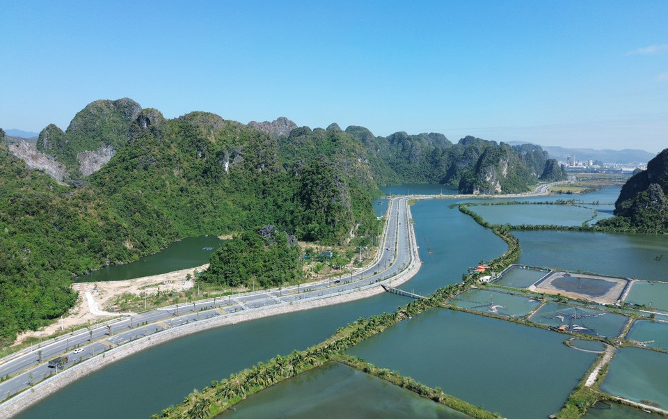 L'itinéraire répond non seulement aux besoins de trafic, mais sert également d'axe de développement, reliant d'importantes zones urbaines de la province de Quang Ninh, contribuant à répondre aux besoins de transport intra-régional et à perfectionner le système d'infrastructures de transport provincial.