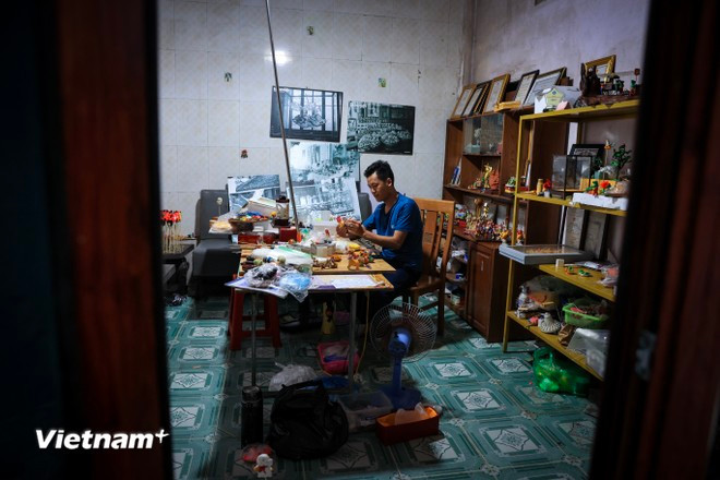 Né dans une famille du village de Xuân La, district de Phu Xuyên, en banlieue de Hanoï, où plusieurs générations sont attachées à la fabrication des figurines en pâte de riz (ou “tò he” en vietnamien), Dang Van Hâu est passionné par cet artisanat depuis son enfance.
