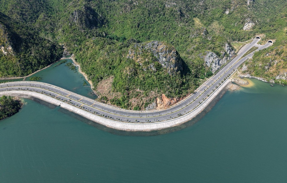 La particularité de la route côtière réside dans ses nombreuses courbes impressionnantes qui suivent les montagnes calcaires naturelles.