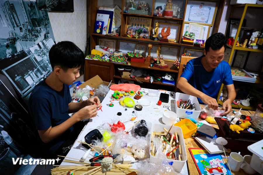 De nombreux élèves de Dang Van Hâu sont devenus des artisans qualifiés, mais ce qui procure sans doute la plus grande joie à l'artisan, c'est que son fils est également passionné par les figurines en pâte de riz.