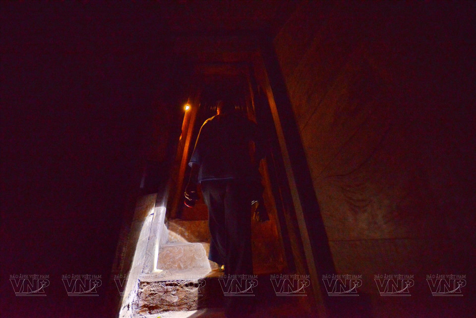 Le tunnel est tellement étroit qu'une seule personne peut y marcher et il n'y a presque pas de lumière, il est donc très sombre et humide.