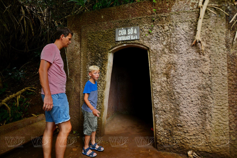 Des touristes étrangers visitent les tunnels de Vinh Moc.
