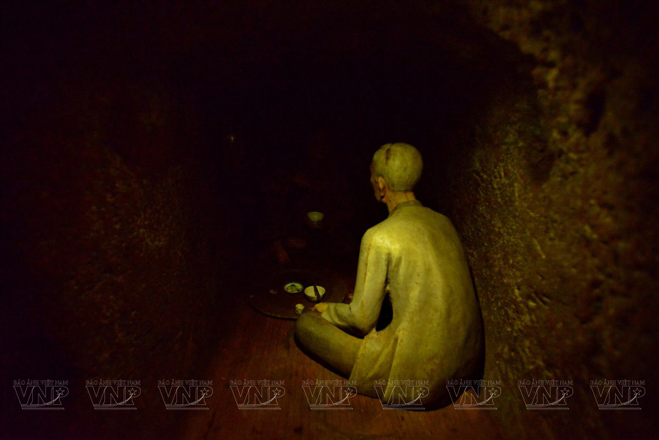 La sombre scène de la vie d’une famille vivant sous terre.
