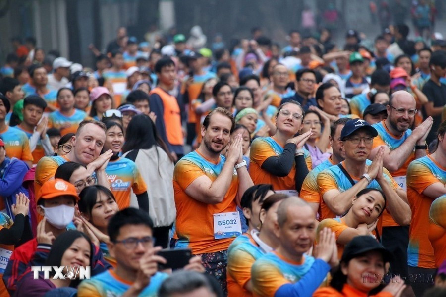 La course à pied "Pour un Vietnam sans violence contre les femmes et les filles" en 2023, organisée par le Centre de Recherche et d'Application scientifique du Genre - Famille - Femmes et Adolescents (CSAGA) et le Fonds des Nations Unies pour la population (UNFPA) au Vietnam ( 3 décembre 2023). Photo : VNA
