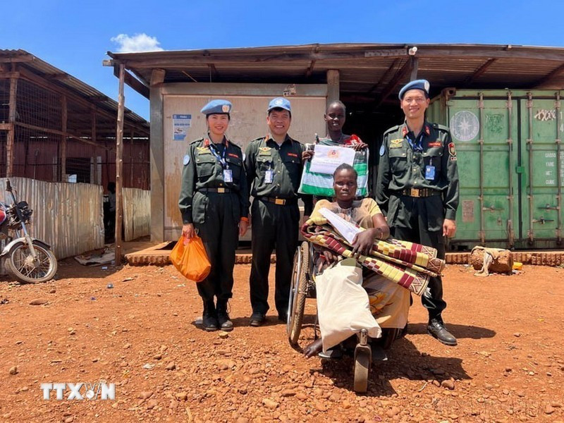 Un groupe de travail du ministère vietnamien de la Sécurité publique participant au maintien de la paix à la Mission des Nations Unies au Soudan du Sud (MINUSS) offre des cadeaux aux femmes handicapées dans un camp de réfugiés à Juba (13 octobre 2022). Photo : VNA