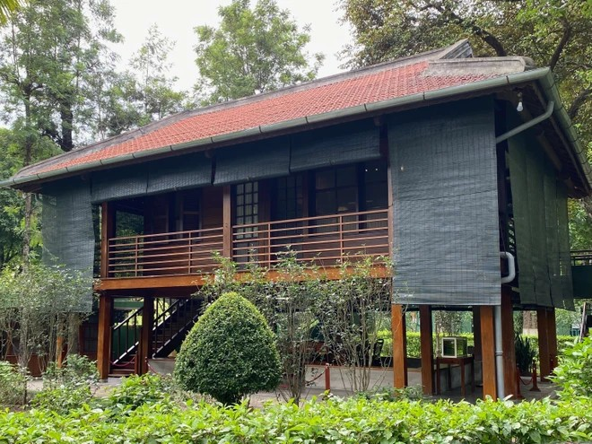 La maison sur pilotis de l'Oncle Ho dans le palais présidentiel est le lieu où il vécut pendant 15 ans consécutifs, de 1954 à 1969. Après son décès, cet endroit est préservé intact et est devenu un site historique pour des personnes qui visitent son mausolée. Photo : Vietnamplus