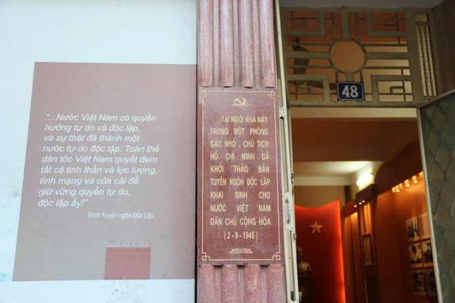 La maison au 48 rue Hang Ngang se trouve dans le Vieux Quartier de Hanoï. C'était ici qu'en 1945, le Président Hô Chi Minh rédigea la Déclaration d'indépendance qui donna naissance à la République démocratique du Vietnam. La maison était la propriété de Trinh Van Bo et Hoang Thi Minh Ho, qui furent des commerçants de soie reconnus et aisés. Photo : Vietnamplus