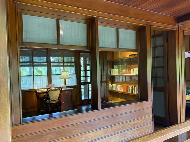 C'est la seule maison en bois dont le style architectural contraste totalement avec les bâtiments français environnants, tout en se fondant discrètement dans la végétation exubérante du jardin. Photo : Vietnamplus
