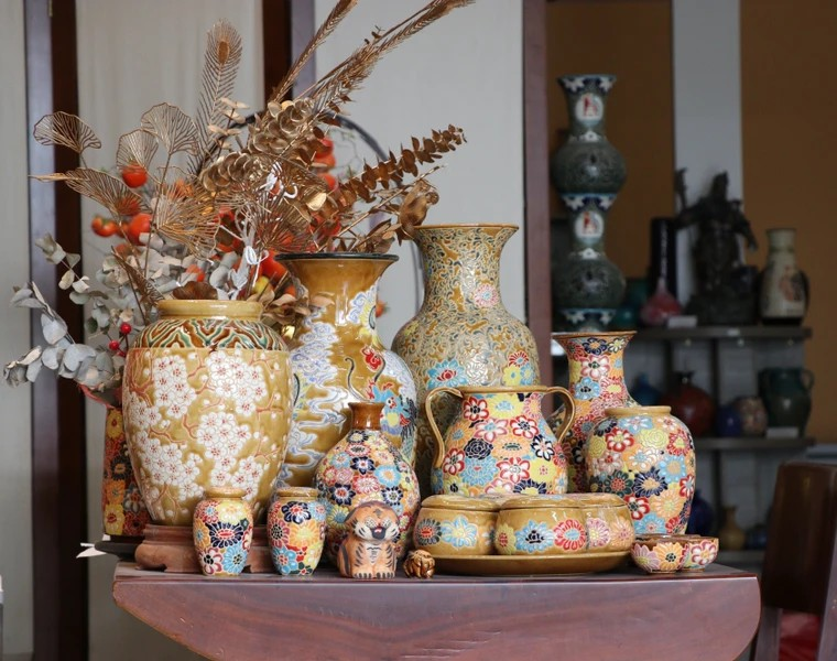 Bien Hoa, ville située le long du fleuve Dong Nai, est réputée pour sa production de céramiques traditionnelles, un artisanat qui perdure depuis environ 300 ans. Aujourd'hui, cet artisanat survit uniquement dans les quartiers de Buu Long et Tân Van, dans les communes de Tân Hanh et Hoa An. La plupart de leurs produits sont exportés. Photo : VNA