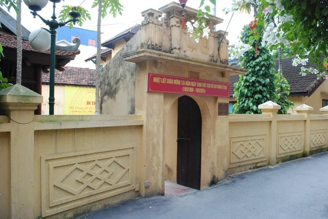 Riverain de la rivière Nhue, à plus de 10 km du centre-ville de Hanoï, le village de Van Phuc (arrondissement de Ha Dong) est non seulement connu pour son tissage de la soie, mais aussi pour ses riches traditions révolutionnaires. C'est ici qu'un site commémoratif du Président Ho Chi Minh rédigeant l'"Appel à la résistance nationale" le 19 décembre 1946 est conservé. Photo : Vietnamplus