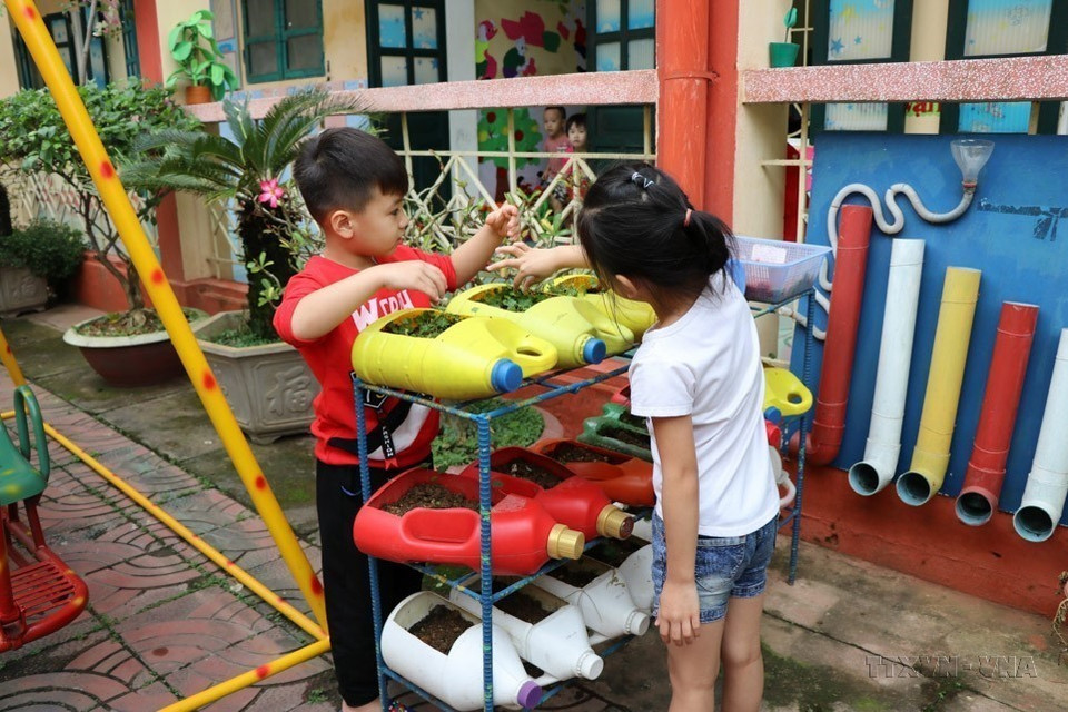 L'école maternelle Bong Sen à Yen Bai réutilise des bouteilles en plastique pour planter des arbres, en réponse au mouvement "Contre les déchets plastiques" de cette province du Nord. Photo : VNA
