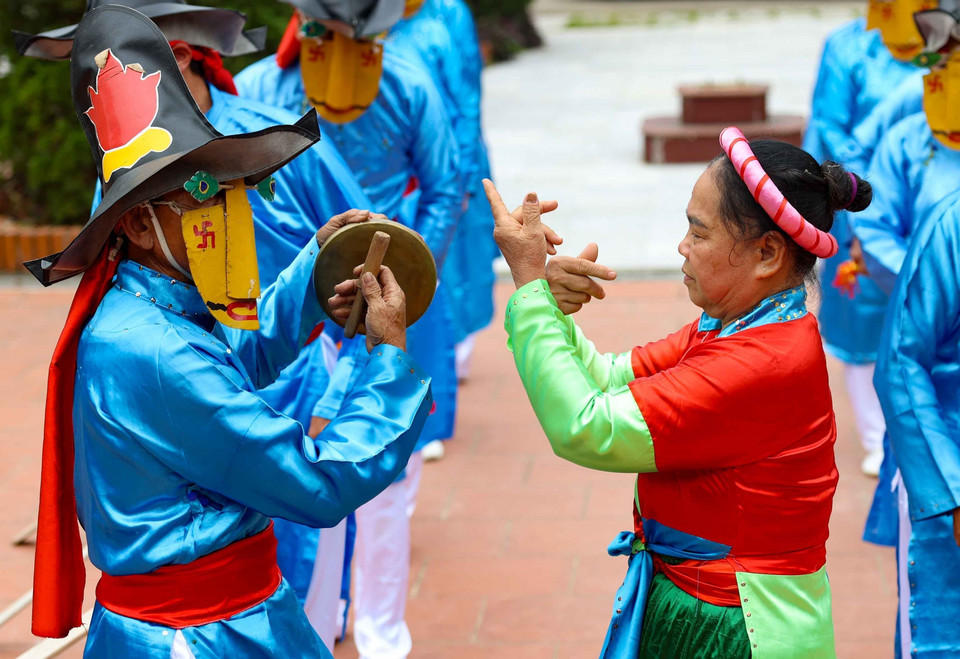 La danse Xuan Pha utilise des instruments de musique simples, tels que des tambours, la cymbale et le "mo" (tocsin). Photo : VNA