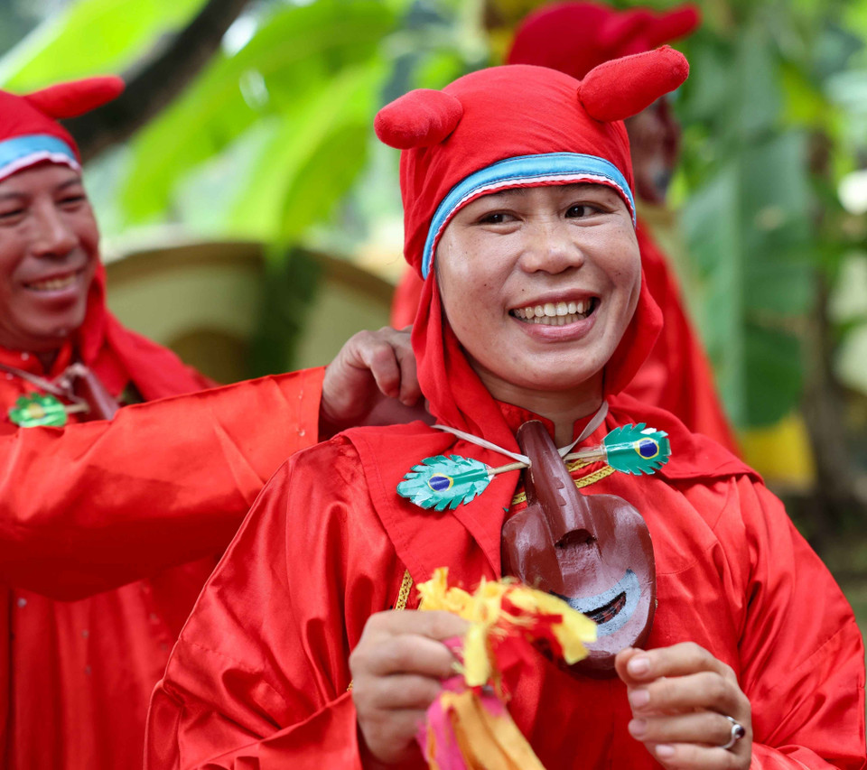 La majorité des membres de la troupe artistique traditionnelle Xuan Pha sont agriculteurs, mais ils partagent aussi leur art, enseignent et accueillent les touristes sur demande. Photo : VNA