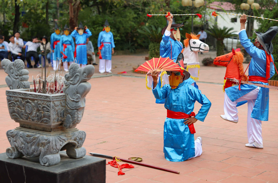 La danse Xuan Pha se compose de cinq spectacles représentant les cinq nations voisines qui envoyèrent leurs messages de félicitations au roi Le Thai To suite à sa victoire contre les envahisseurs chinois Ming au XVe siècle. Photo : VNA
