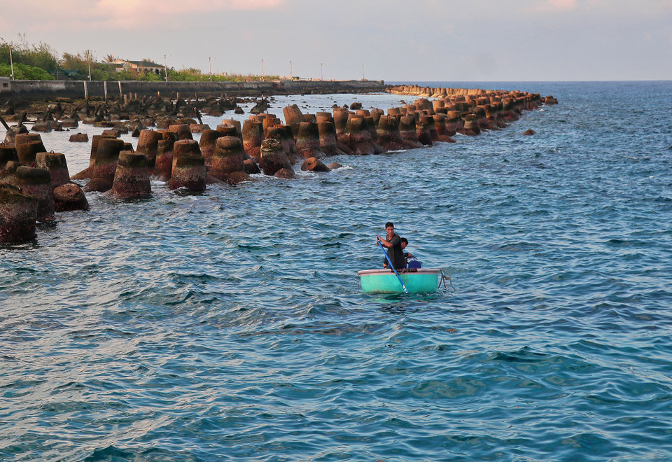 Des pêcheurs au large de l'île de Truong Sa.
