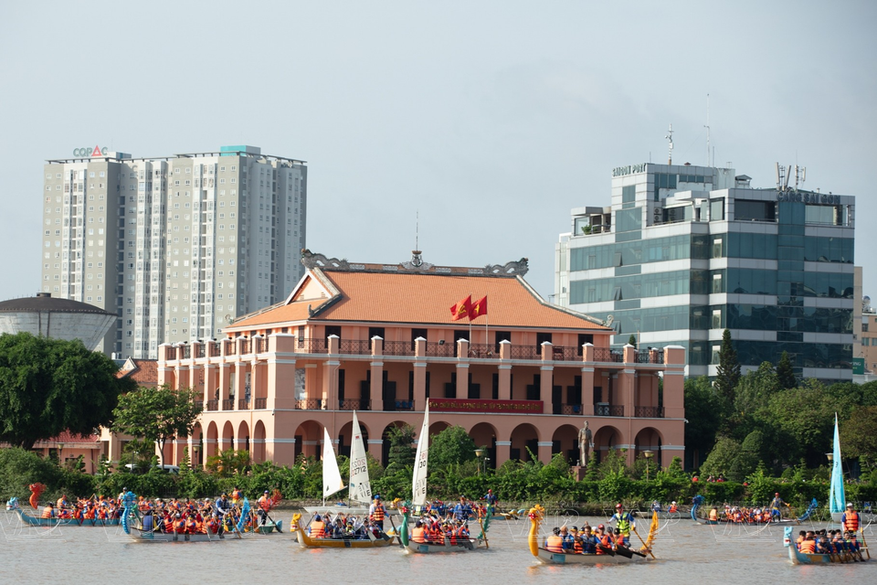 La course de bateaux-dragons sur le fleuve Saigon, face au quai Nha Rong et au parc Bach Dang, constitue un spectacle captivant. Photo : VI