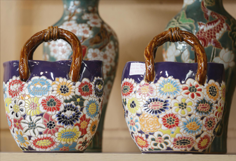 Les céramiques de Biên Hoà sont diversifiées en terme de styles, de couleurs, de motifs et de glaçures. Certaines sont très raffinées telles que les grands vases de fleurs, d’autres au contraire ont une beauté simple et naturelle comme les poteries rouges. Photo : VI