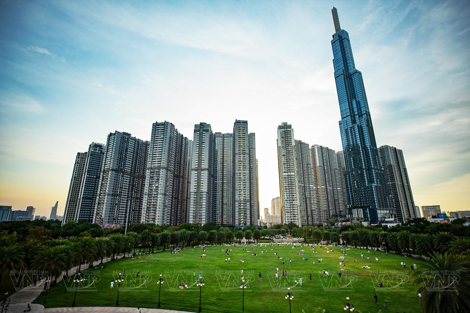 À Ho Chi Minh-Ville, les visiteurs sont témoins de l'essor remarquable de ce pôle économique, culturel, touristique, scientifique et technologique du Vietnam. La ville offre un panorama urbain diversifié, alliant gratte-ciel modernes, établissements de divertissement, commerces dynamiques et artères illuminées, tout en préservant la beauté authentique de ses vestiges culturels. Photo : VI