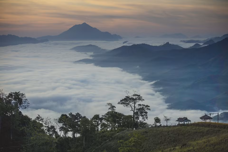 Les visiteurs sont particulièrement attirés par le spectacle impressionnant de la mer de nuages observable depuis les sommets. Ce phénomène est notamment visible depuis la "porte du Ciel" à Pa Khom et le mont Sam Tha, offrant une vue panoramique jusqu'aux sommets de Pu Luong au sud et de Pha Luong au nord. Photo : VNA
