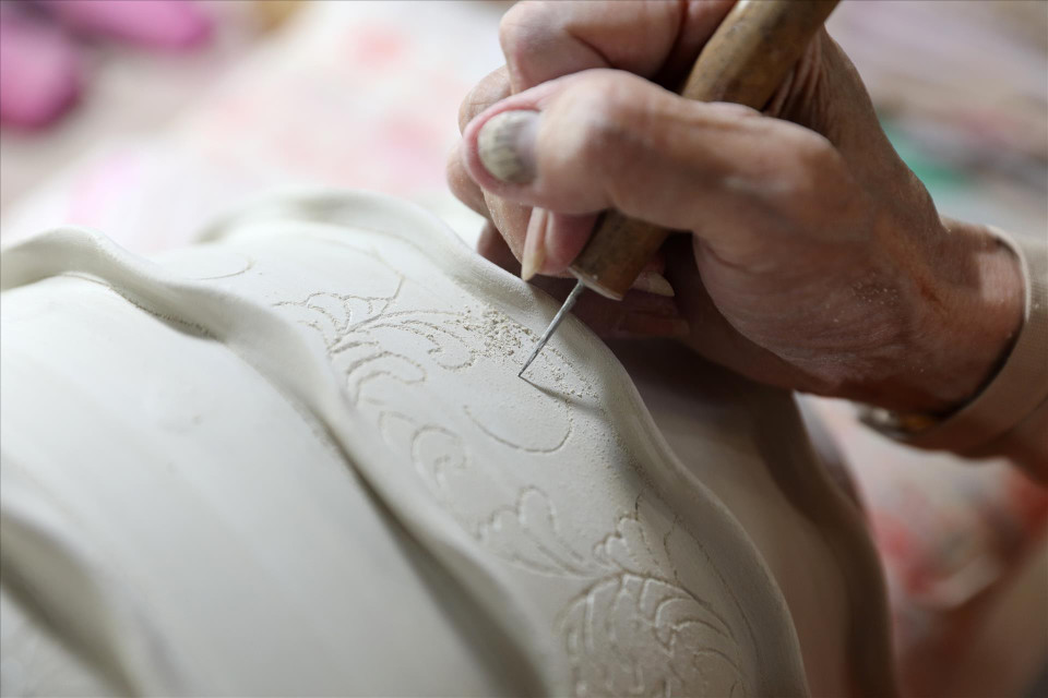Il y a beaucoup de facteurs qui créent le caractère distinctif de la céramique de Biên Hoà, en tête la technique d’émaillage. Un secret bien gardé dans chaque famille. La façon de respecter l'émail des produits joue également un rôle important dans le processus de fabrication. Photo : VI