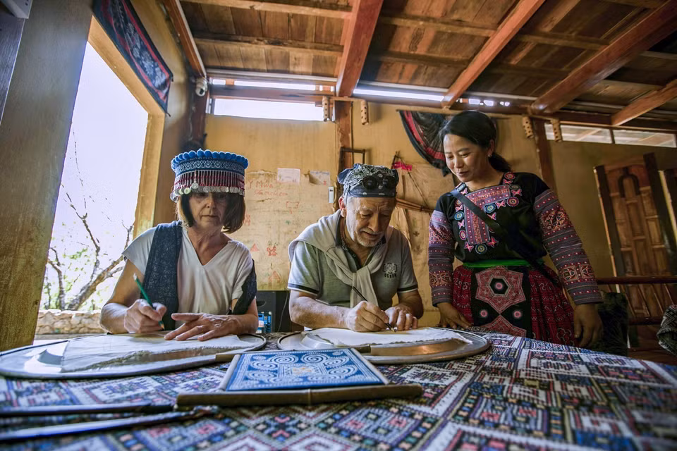 La communauté H'mông, qui représente plus de 90% de la population locale, perpétue avec authenticité ses savoir-faire ancestraux, notamment le tissage, la teinture à l'indigo, le batik et la forge traditionnelle. Photo : VNA