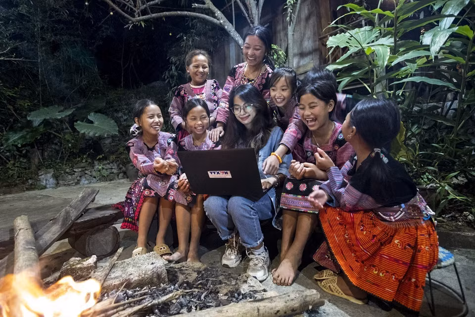 L'accueil chaleureux des enfants Mong de la commune de Hang Kia. Photo : VNA