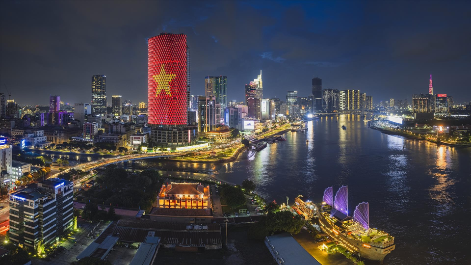 À la tombée de la nuit, les lumières de Ho Chi Minh-Ville se reflètent dans le fleuve Saigon. Photo : VI