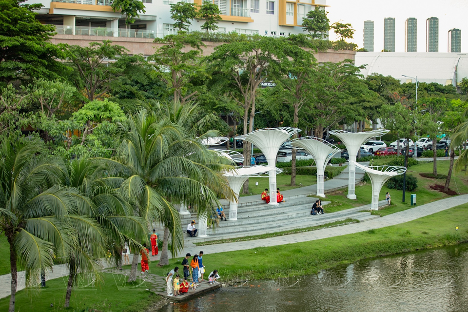 Les gens s’amusent dans la zone urbaine riveraine de Saigon. Photo : VI