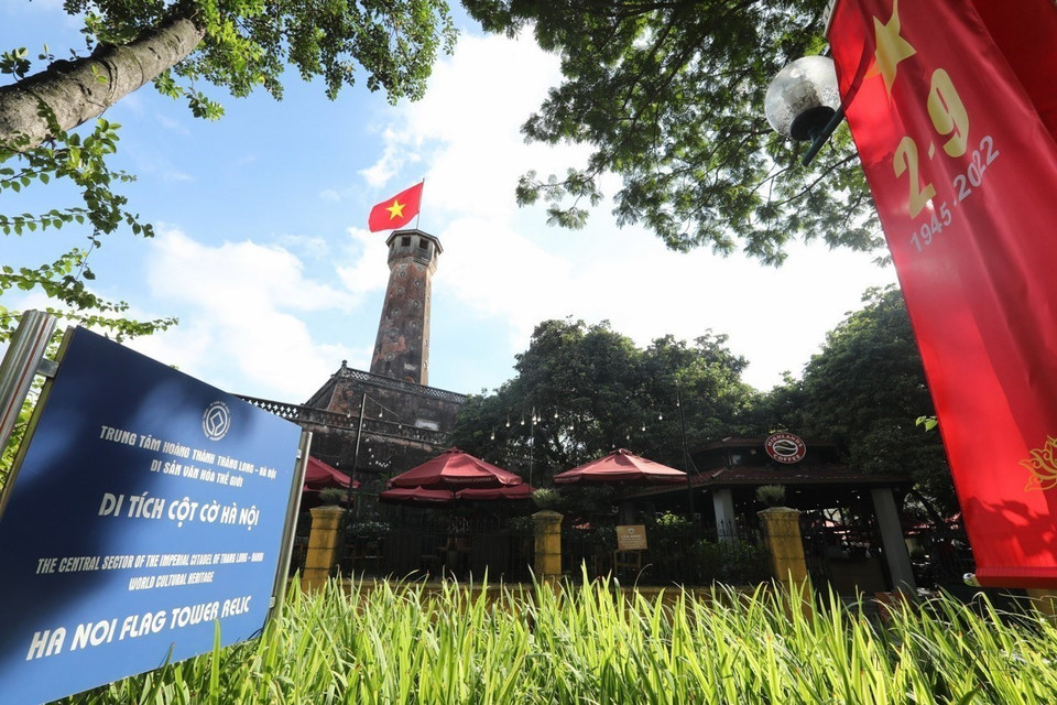 Des drapeaux rouges à étoile d’or et des affiches sont décorés autour du site de la Tour du drapeau de Hanoï. Photo : Minh Quyet – VNA