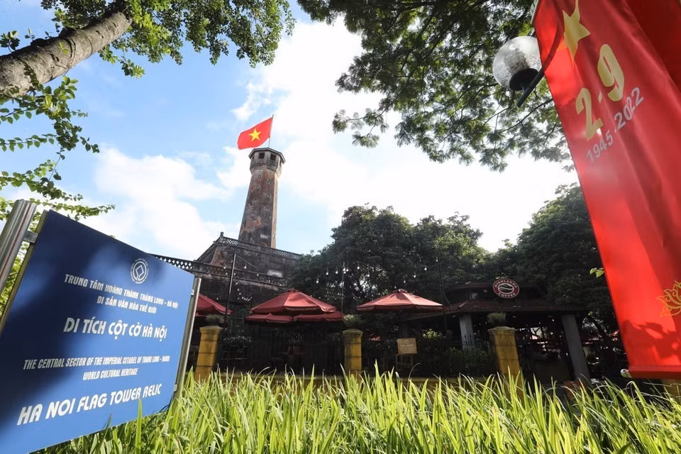 Des drapeaux rouges à étoile d’or et des affiches sont décorés autour du site de la Tour du drapeau de Hanoï. Photo : Minh Quyet – VNA