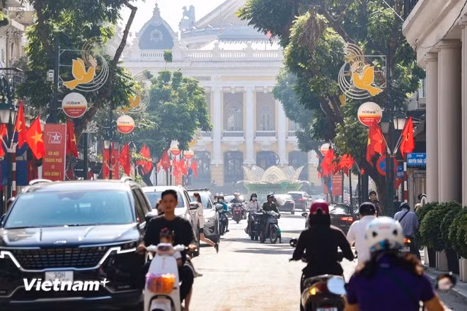 Début du mois d’octobre, les rues de Hanoï sont décorées par de nombreux drapeaux nationaux ainsi que d'une série d'affiches et de banderoles commémorant le 70e anniversaire de la libération de la capitale (10 octobre 1954-10 octobre 2024). (Photo : Minh Hieu/Vietnam+)