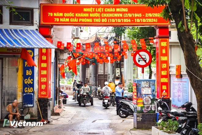L'atmosphère joyeuse célébrant le 70e anniversaire de la libération de la capitale règne des grandes rues aux ruelles et zones résidentielles. (Photo : Minh Hieu/Vietnam+)