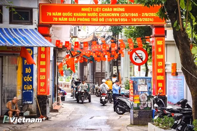 L'atmosphère joyeuse célébrant le 70e anniversaire de la libération de la capitale règne des grandes rues aux ruelles et zones résidentielles. (Photo : Minh Hieu/Vietnam+)