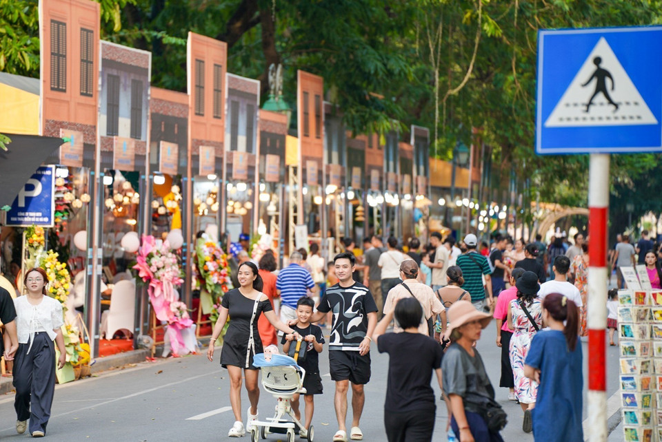 Un grand nombre d’habitants et de touristes sont venus dans la rue piétonne du lac Hoan Kiem lors du Festival d'automne de Hanoï 2024 (du 19 au 22 septembre). Photo : VNA