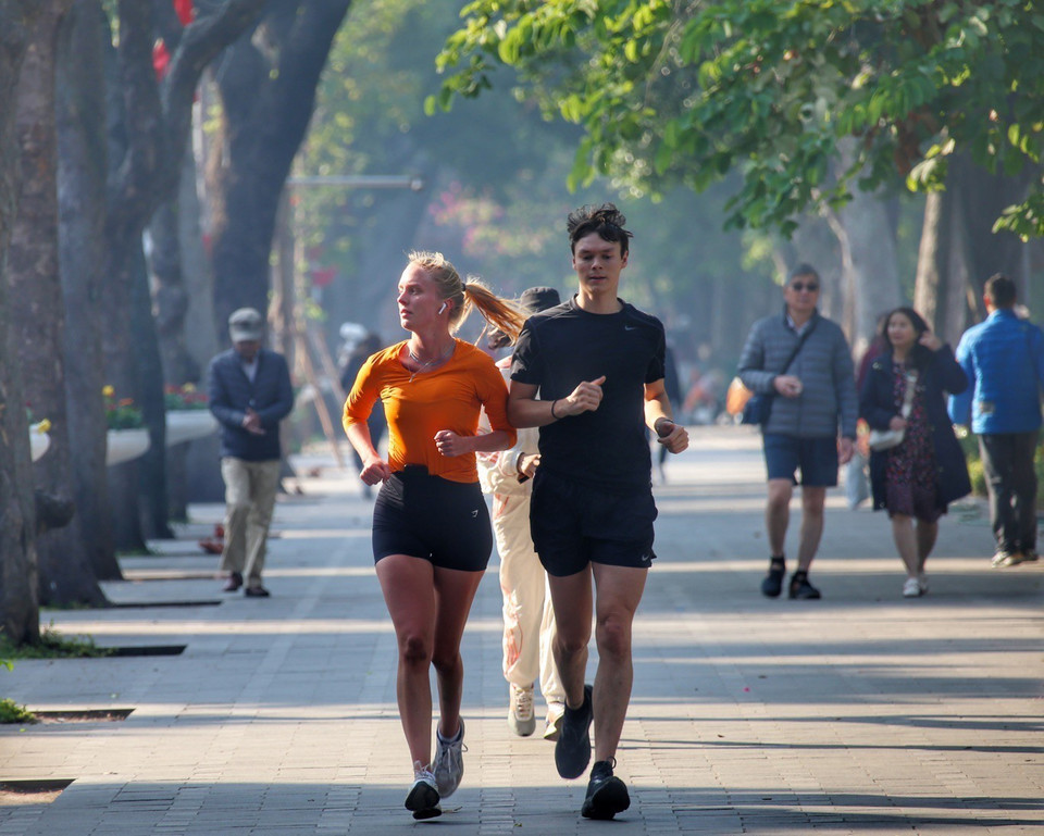 Se promener autour du lac Hoan Kiem est une expérience attractive pour les touristes. Photo : VNA