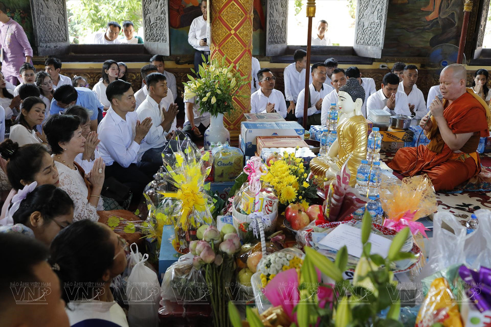 Avant la fête, les familles khmères nettoient leurs maisons et préparent les offrandes, qui sont généralement des gâteaux et des plats traditionnels. Photo: Vietnam Illustré