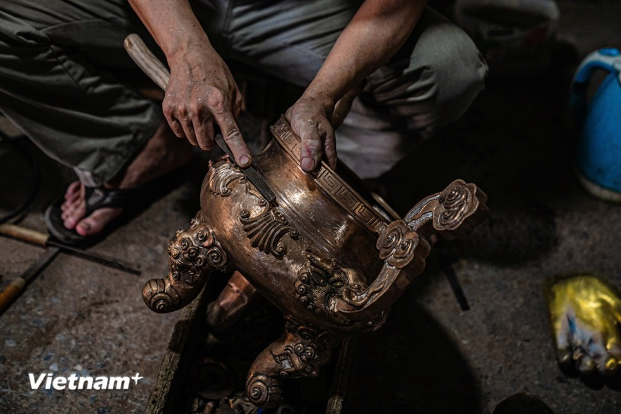 Avec leur dévouement à l'artisanat traditionnel et leurs mains habiles, les fondeurs du village de Ngu Xa fabriquent chaque jour des produits sophistiqués et de haute qualité. Photo : VietnamPlus