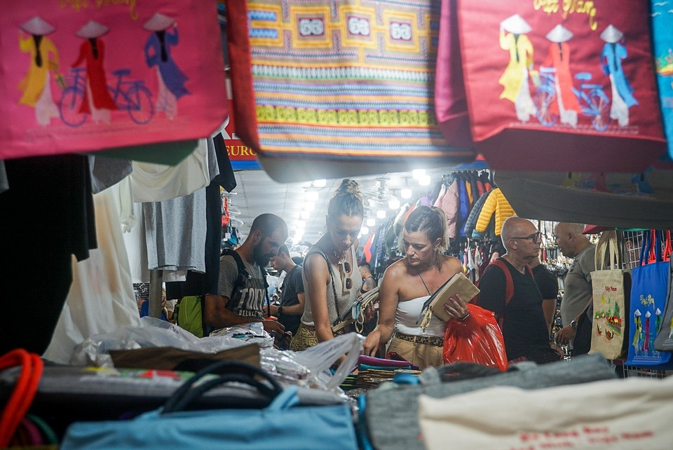 Le marché nocturne de Dong Xuan, un lieu où de nombreux touristes viennent faire du shopping. Photo : VNA