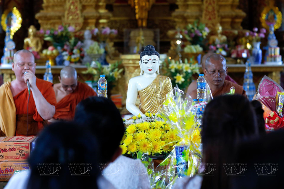 Les principales activités de la fête Sene Dolta se déroulent dans la pagode. Photo: Vietnam Illustré