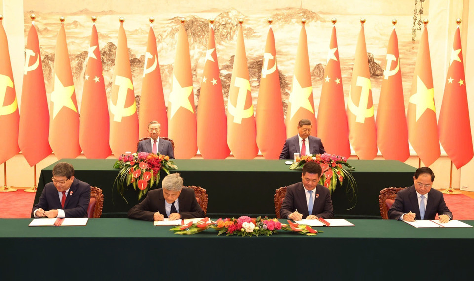 Le secrétaire général du Comité central du Parti communiste du Vietnam (PCV) et président vietnamien Tô Lâm et le secrétaire général du Parti communiste chinois (PCC) et président chinois Xi Jinping ont supervisé la signature des documents de coopération entre les deux pays, à Pékin, le 19 août 2024. Photo : VNA