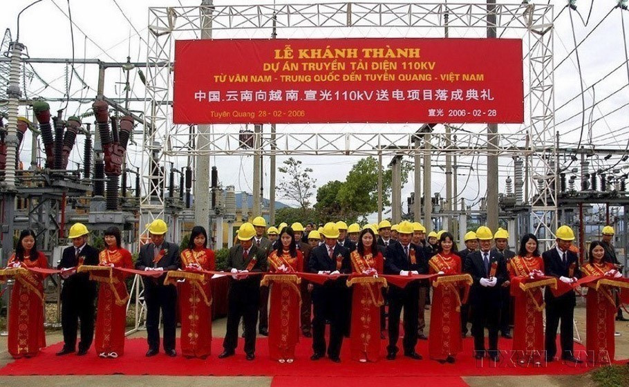 Cérémonie d'inauguration du projet de transmission d'électricité de 110 KV du Yunnan (Chine) à Tuyên Quang (Vietnam), le 28 février 2006. Photo : VNA